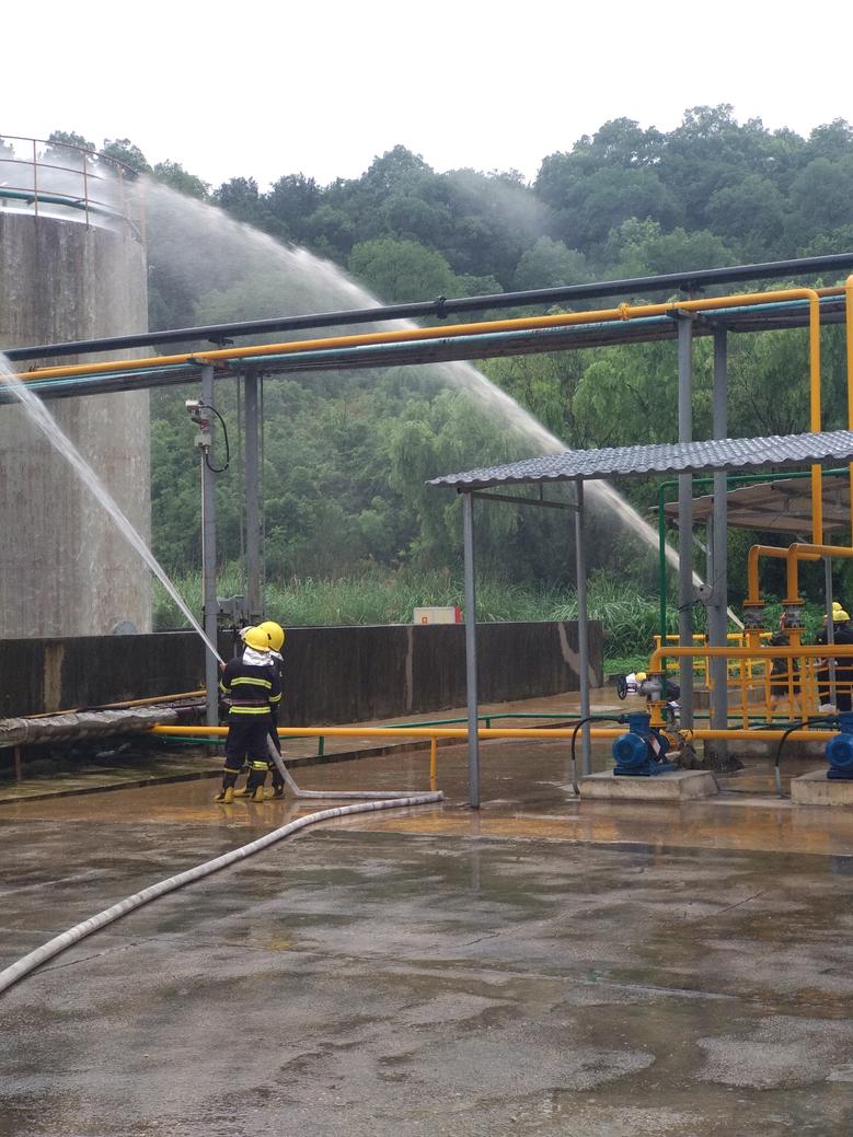 公司安環(huán)處組織開展危險(xiǎn)化學(xué)品泄漏綜合演練1.jpg 公司安環(huán)處組織開展危險(xiǎn)化學(xué)品泄漏綜合演練1.jpg